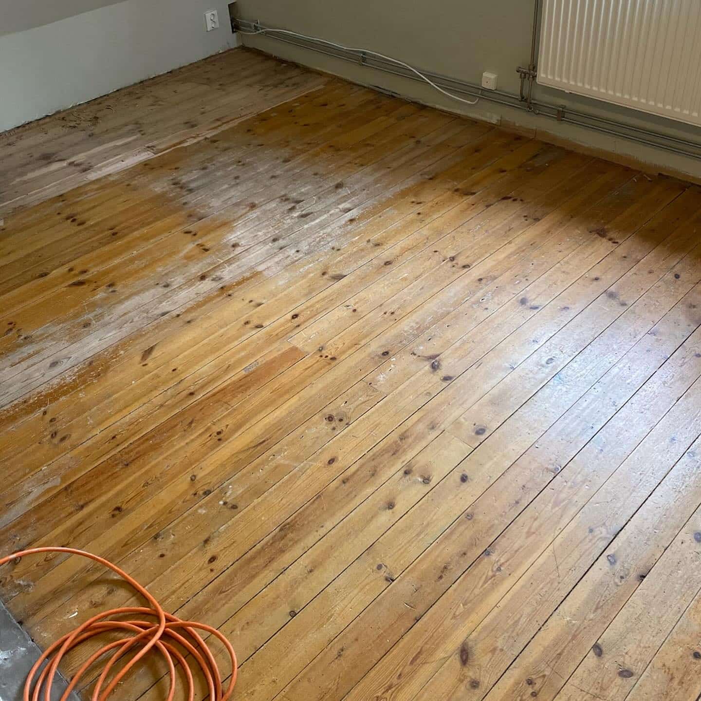 Furugolv i Tyresö innan golvslipning