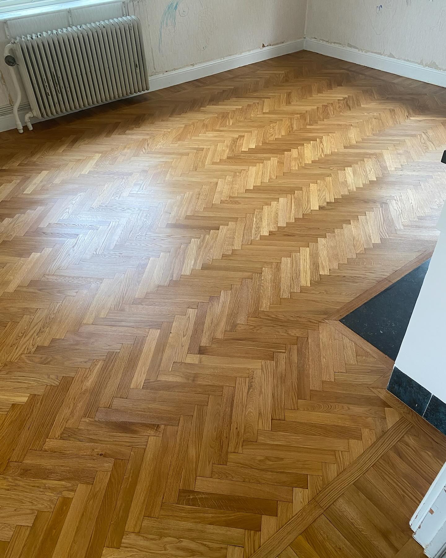 PJ Parkett hjälpte till att lägga fiskbensparkett i ek i Gamla Enskede