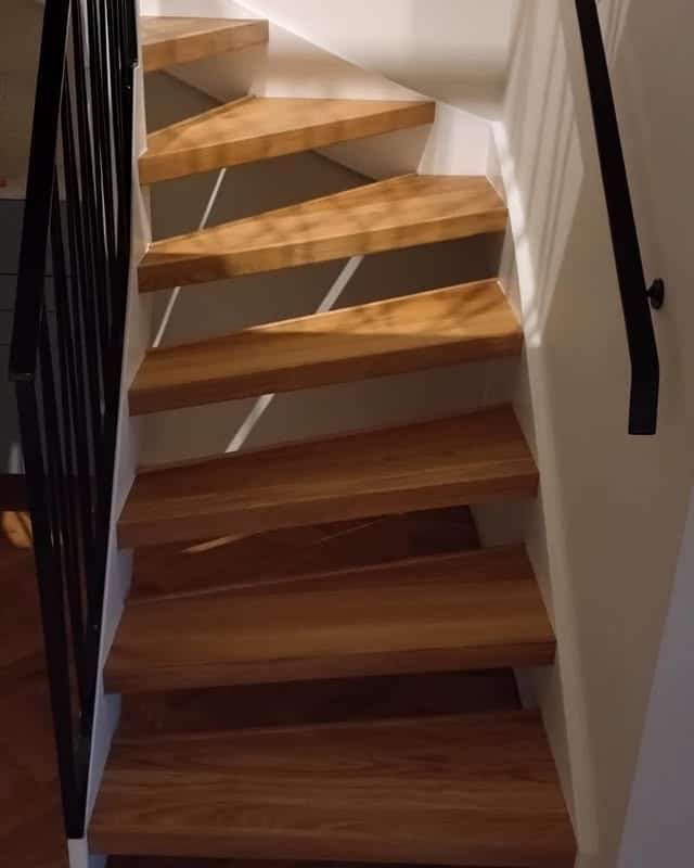 Trapprenovering med nya massiva eksteg i ek som matchar ny fiskbensparkett och skapar ett enhetligt intryck i villan på Värmdö.
