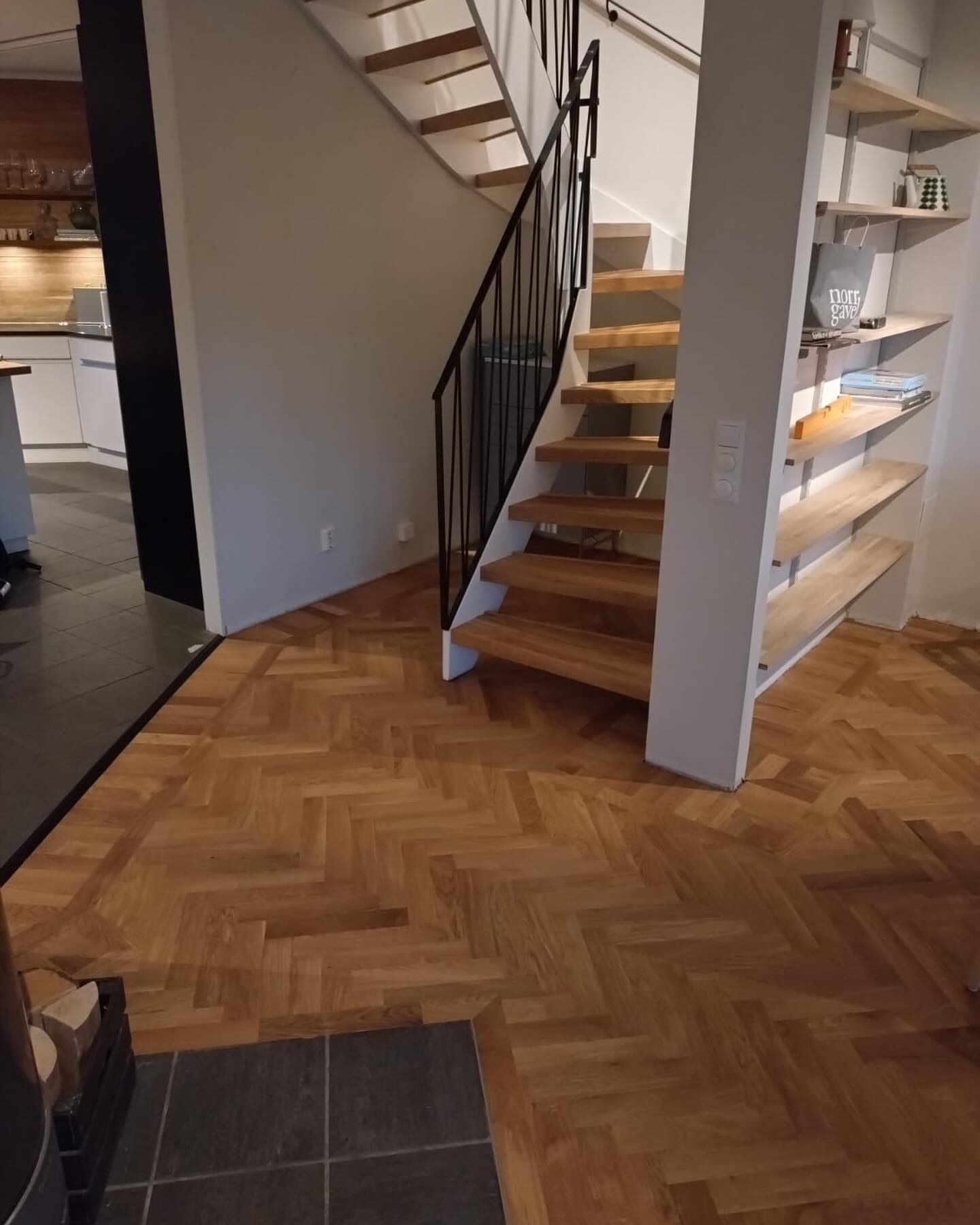 Massiv fiskbensparkett i ek med fris och renoverad trappa med eksteg i villa på Värmdö.