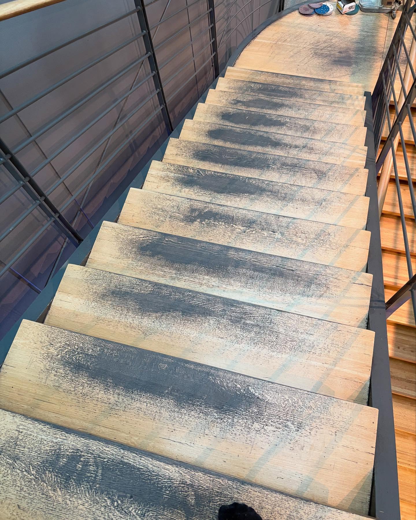 Pågående golvslipning av trappa i kontorshus i Järfälla med tydlig skillnad mellan slipad och oslipad yta.