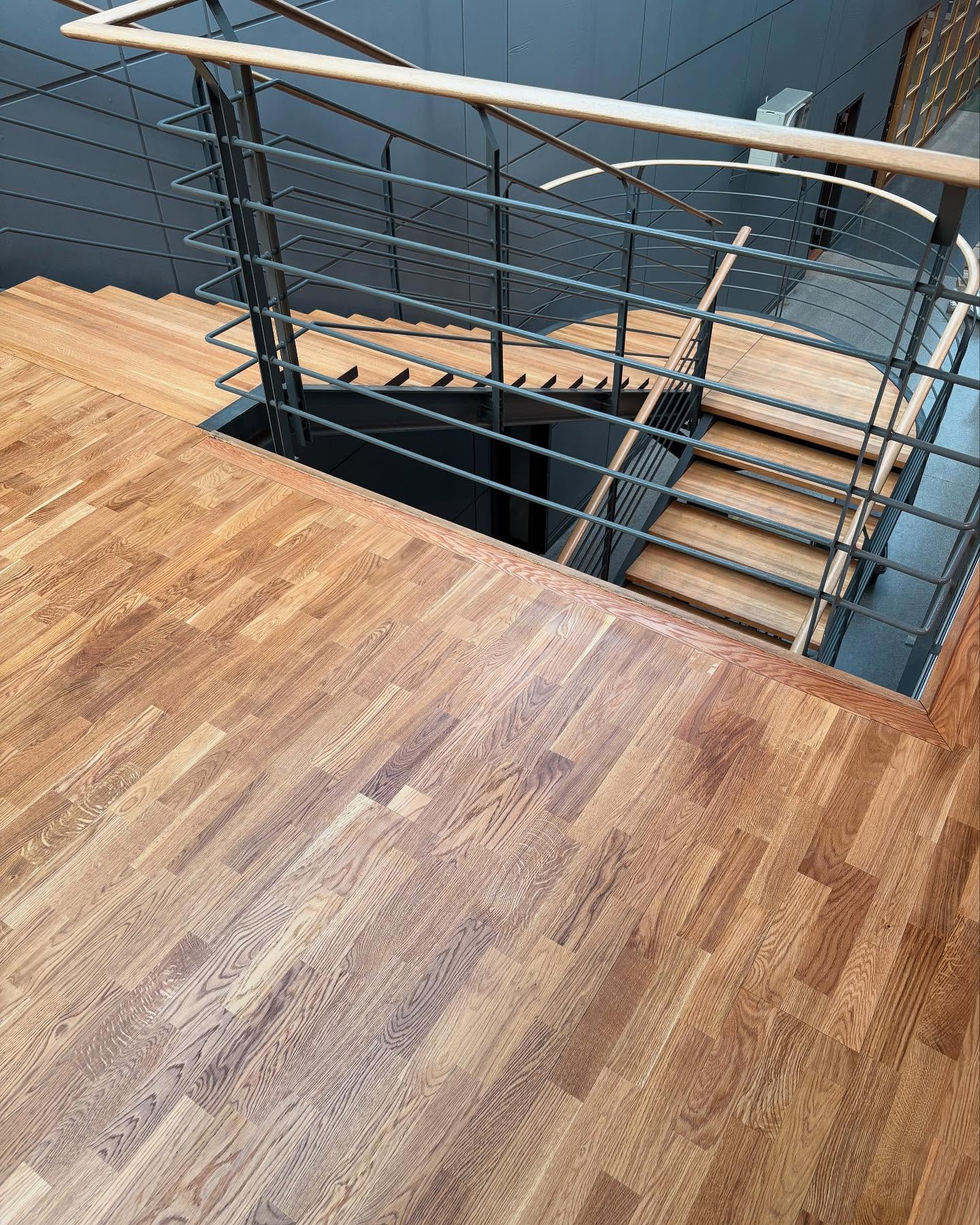 Nyrenoverad kontorstrappa i Järfälla efter golvslipning och UV-härdad behandling med slitstark och direkt användbar yta.