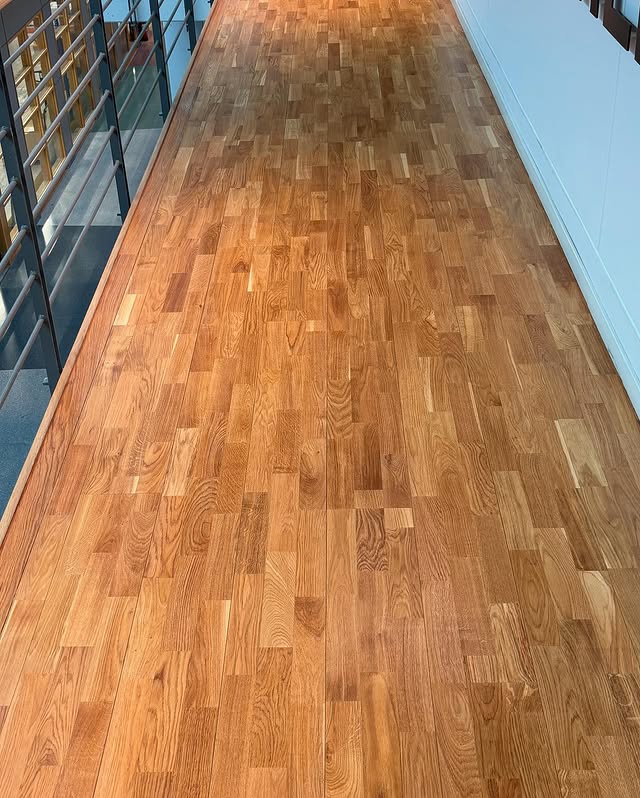 Färdigbehandlad korridor i kontorsmiljö efter golvslipning och UV-härdad behandling med slitstark hårdvaxolja.