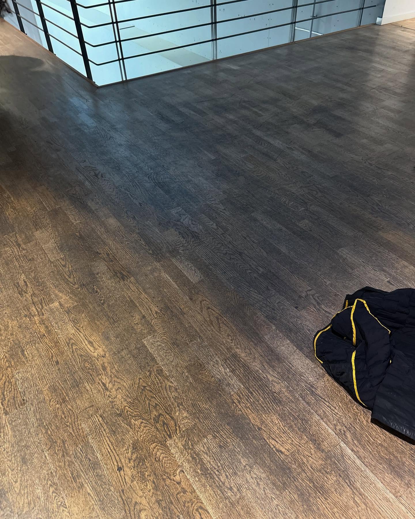 Slitet kontorsgolv i Järfälla före golvslipning och UV-härdad behandling i högtrafikerad korridor.