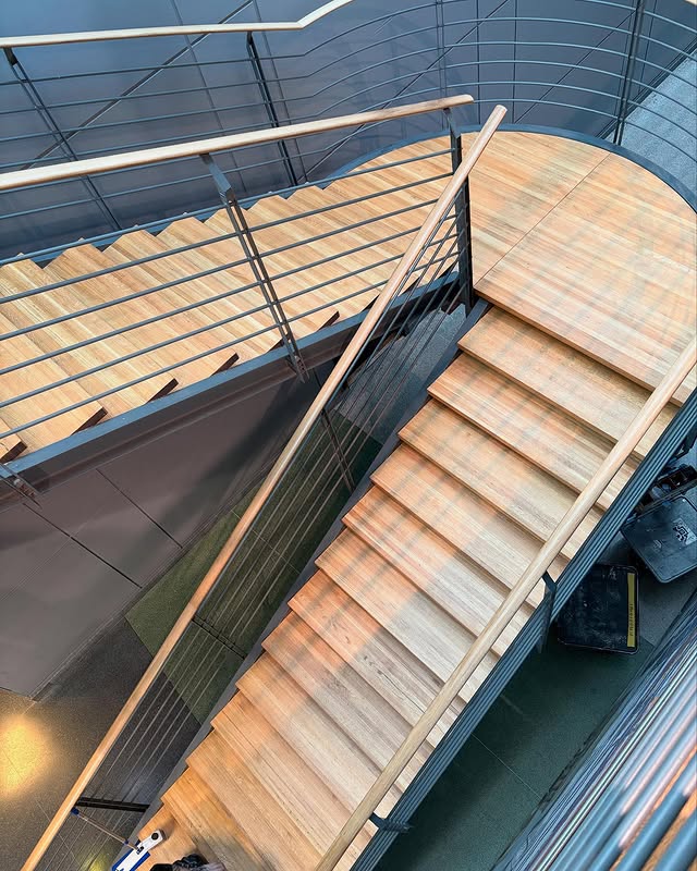 Trappa i kontorsmiljö nyslipad och klar för UV-härdad hårdvaxolja som ger omedelbart brukbar yta.